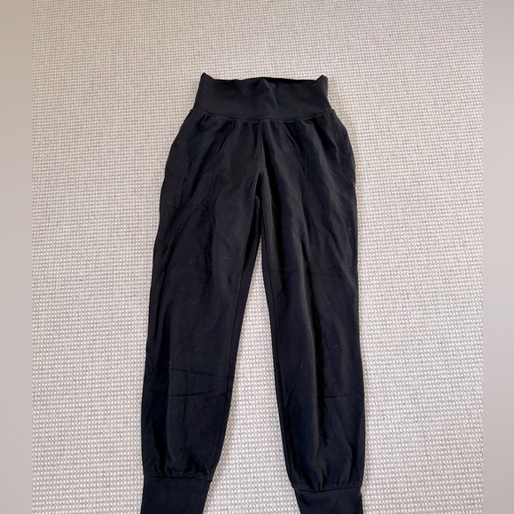 Women’s black Athleta Salutation Joggers - Picture 2 of 4